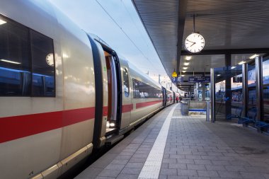 Yüksek hızlı yolcu tren demiryolu platformu. Tren İstasyonu