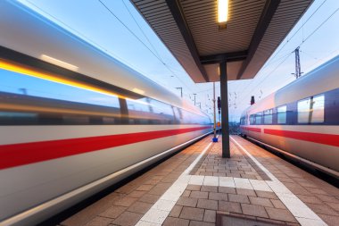 Yüksek hızlı yolcu treni hareket demiryolu platformu