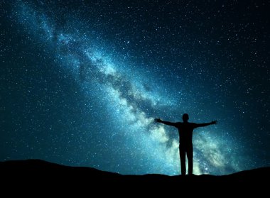 Gece manzarası ile Samanyolu ve bir adam silüeti