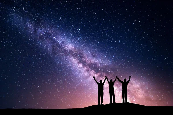 Paesaggio con la Via Lattea e la silhouette di una famiglia felice — Foto Stock