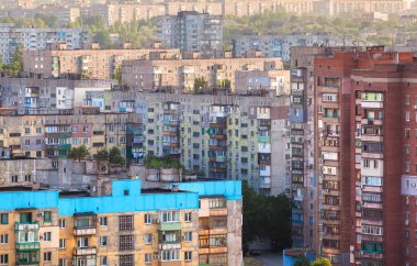Ukrayna eski binalarda. Kalabalık eski konut