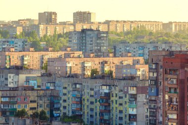 Ukrayna eski binalarda. Kalabalık eski konut