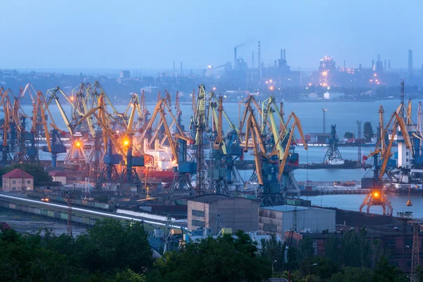 Gece Mariupol, Ukraine Çelik fabrikasında çalışmaya karşı ticari liman. Endüstriyel görünümü. Kargo yük gemisi liman Bridge'de Vinçler alacakaranlık çalışma ile. Kargo liman, lojistik — Stok fotoğraf