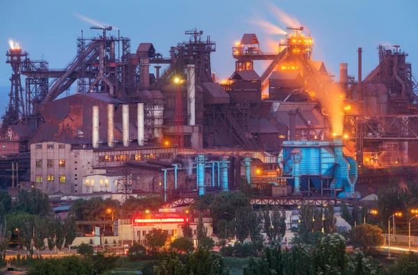 Metallurgical plant at night. Steel factory with smokestacks . Steelworks, iron works. Heavy industry in Europe. Air pollution from smokestacks, ecology problems. Industrial landscape at twilight — Stock Photo, Image