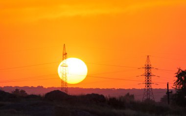 Yüksek gerilim sonrası gün batımında. Yüksek gerilim kule