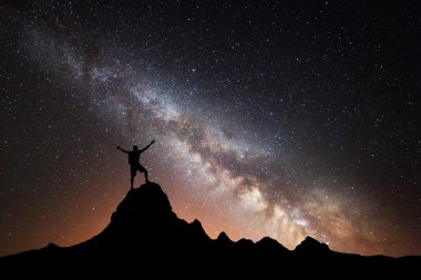 Samanyolu ve mutlu bir adam silüeti manzara