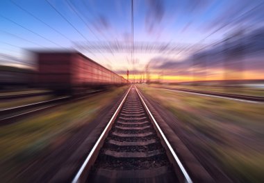 Tren istasyonu ile kargo vagonlar hareketli bulanıklık etkisi sunse