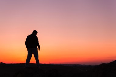 adam ve güzel gökyüzü silüeti. tasarım öğesi.