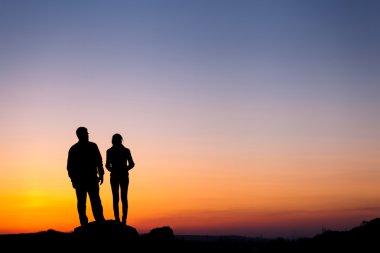 Mutlu bir aile güzel gökyüzü karşı silüeti. Yaz gün batımı. Manzara