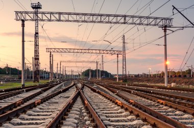 Gün batımında kargo tren platformu. Tren İstasyonu