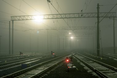 Kargo tren platformu geceleri. Tren İstasyonu