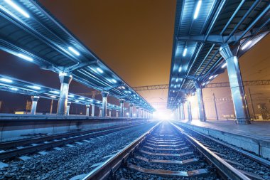 Tren istasyonunda gece. Sisin içinde tren platformu. Demiryolu