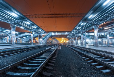 Tren istasyonunda gece. Sisin içinde tren platformu. Demiryolu