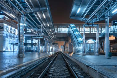 Tren istasyonunda gece. Sisin içinde tren platformu. Demiryolu