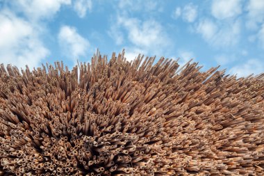 Hasır desen ve mavi gökyüzü bulutlu. Arka plan