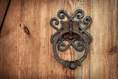 Paslı kapı tokmağı ve ahşap kapı.