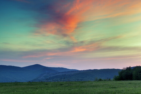 Красивый пейзаж. Закат в горах летом. Сумерки