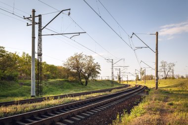 Gün batımında kargo tren platformu. Demiryolu. Tren İstasyonu