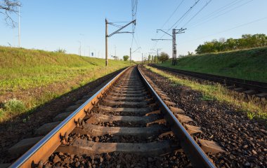 Gün batımında kargo tren platformu. Demiryolu. Tren İstasyonu