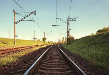 Gün batımında kargo tren platformu. Demiryolu. Tren İstasyonu