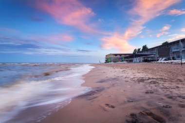 Deniz kenarındaki güzel yaz günbatımı