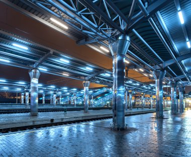 Tren istasyonunda gece. Sisin içinde tren platformu. Demiryolu