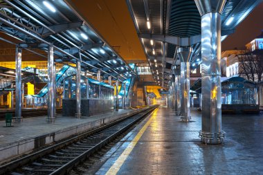 Tren istasyonunda gece. Sisin içinde tren platformu. Demiryolu