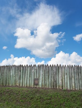 Eski ahşap çit karşı mavi gökyüzü bulutlu. Arka plan