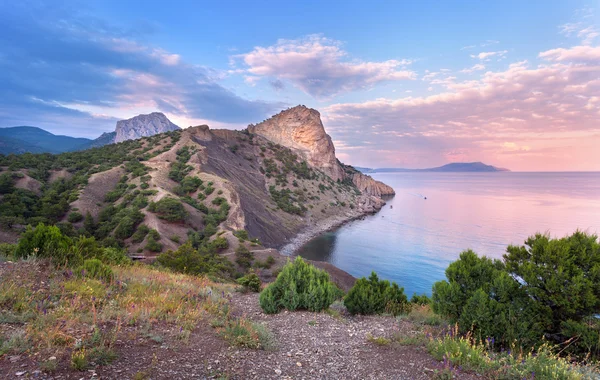 Güzel yaz günbatımı, dağlar, ağaçlar ile deniz