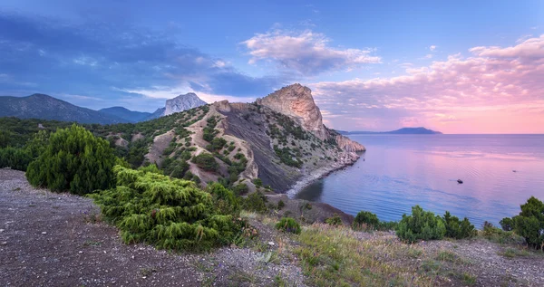 Güzel yaz günbatımı, dağlar, ağaçlar ile deniz