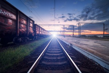Gün batımında kargo tren platformu. Demiryolu Ukrayna. Demiryolu sta