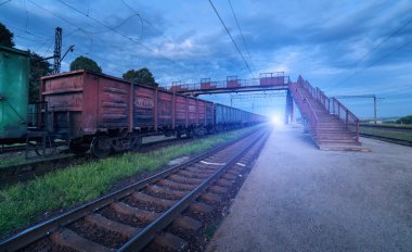 Gün batımında kargo tren platformu. Demiryolu Ukrayna. Demiryolu sta