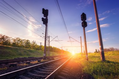 Gün batımında kargo tren platformu. Demiryolu Ukrayna. Demiryolu