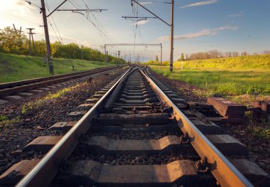 Gün batımında kargo tren platformu. Demiryolu Ukrayna. Demiryolu