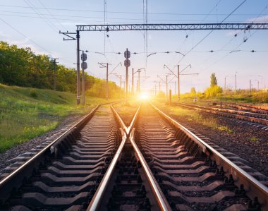 Gün batımında kargo tren platformu. Demiryolu Ukrayna. Demiryolu