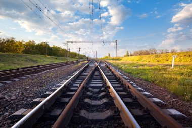 Gün batımında kargo tren platformu. Demiryolu Ukrayna. Demiryolu