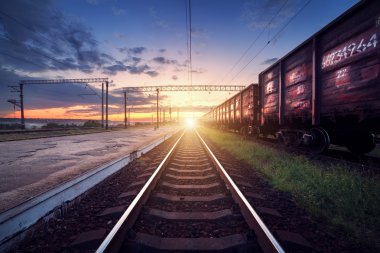 Gün batımında kargo tren platformu. Demiryolu Ukrayna. Demiryolu sta
