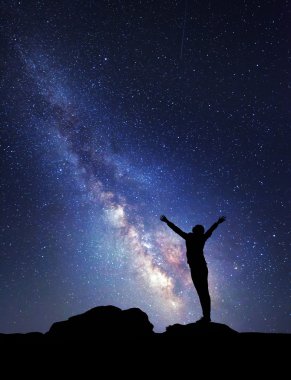 Samanyolu. Gece gökyüzünde yıldızlar ve bir kadın silueti ile