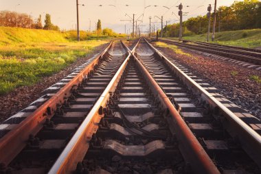 Gün batımında kargo tren platformu. Demiryolu. Tren İstasyonu