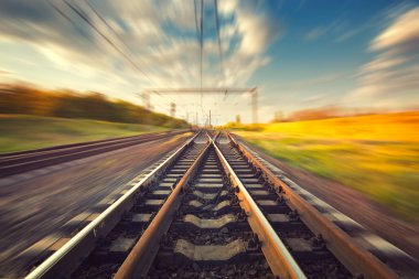 Gün batımında kargo tren platformu. Demiryolu. Tren İstasyonu