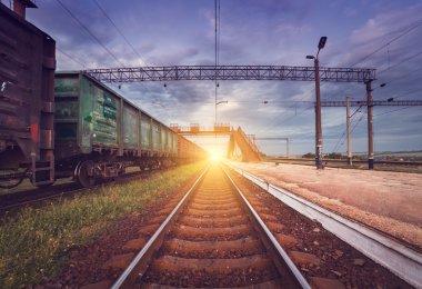 Gün batımında kargo tren platformu. Demiryolu Ukrayna. Demiryolu sta