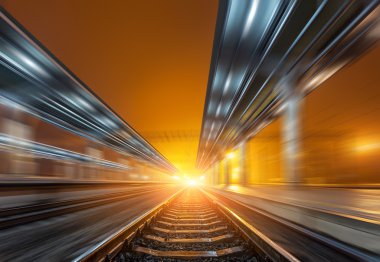 Tren istasyonu hareket ile gece bulanıklık etkisi. Demiryolu
