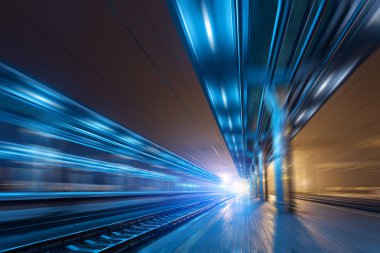 Tren istasyonu hareket ile gece bulanıklık etkisi. Demiryolu