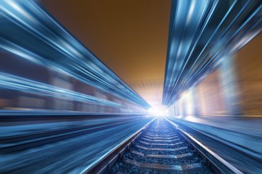 Tren istasyonu hareket ile gece bulanıklık etkisi. Demiryolu