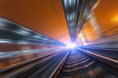 Tren istasyonu hareket ile gece bulanıklık etkisi. Demiryolu