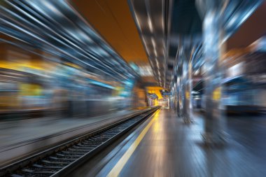 Tren istasyonu hareket ile gece bulanıklık etkisi. Demiryolu