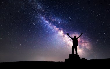 Samanyolu. Gece gökyüzü ve bir adam silüeti