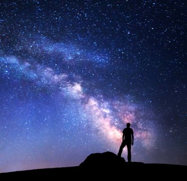 Samanyolu. Gece gökyüzü ve bir adam silüeti