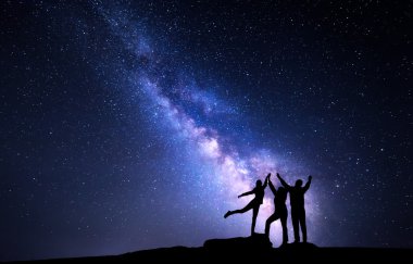 Samanyolu. Gece gökyüzü ile mutlu bir aile silüeti