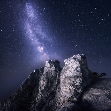 Samanyolu. Kayalar ve yıldızlı gökyüzünün güzel gece manzarası